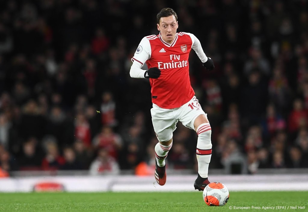 Özil bevestigt overstap naar Fenerbahçe