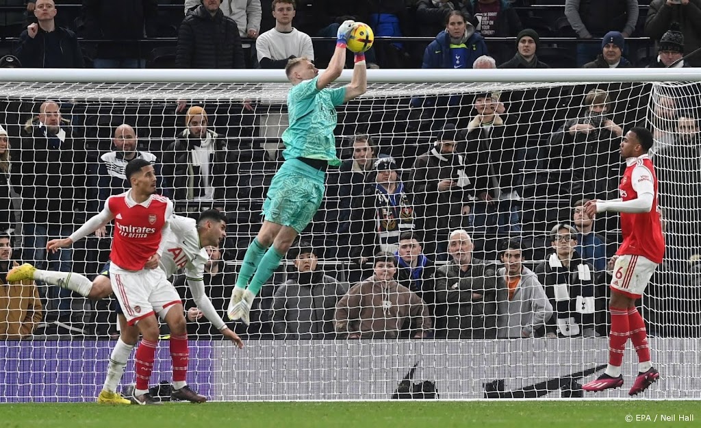 Politie Londen arresteert Spurs-fan na schoppen Arsenal-doelman