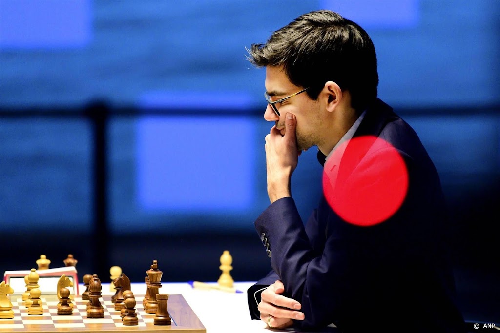 Schaker Giri viert 'historisch moment' met zege op Carlsen