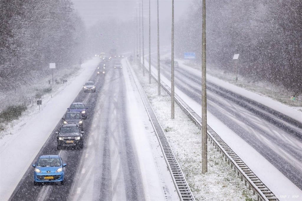 Oproep Rijkswaterstaat: mijd snelwegen in Limburg om sneeuw