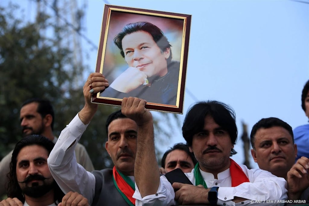 Pakistaanse oud-premier Khan krijgt 14 jaar cel in corruptiezaak