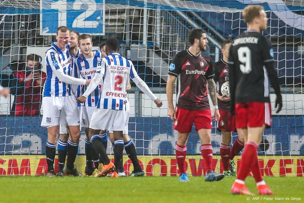 Heerenveen knokt zich tegen tiental Feyenoord naar halve finale