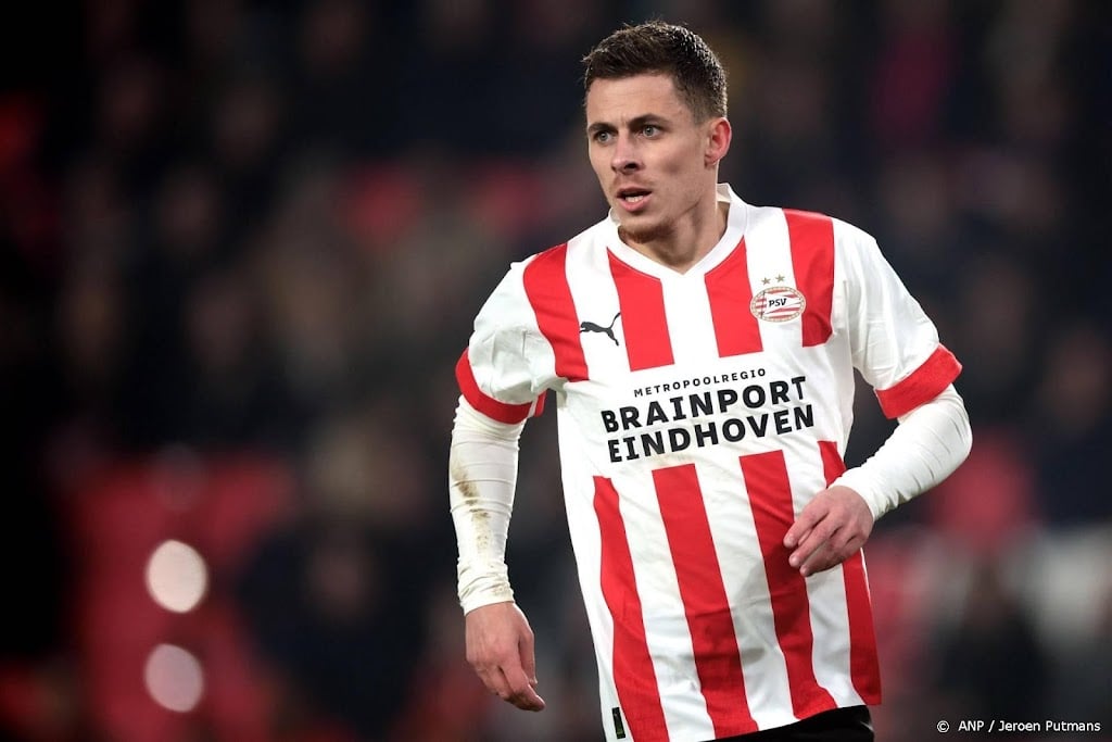 PSV-aanvaller Hazard aan de kant met spierblessure