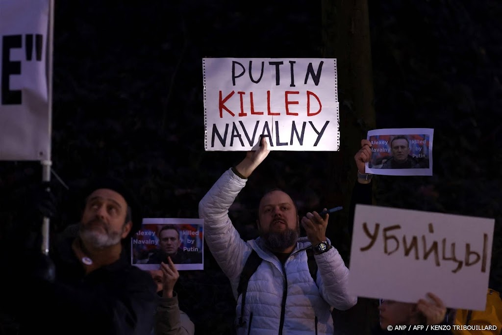 Protest in Europa en bloemen in Russische steden om dood Navalny
