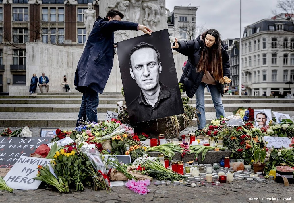 Enkele honderden betogers op de Dam voor Navalny