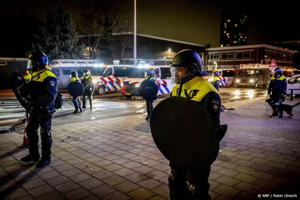 Eritreeërs onder politiebegeleiding weg uit zalencentrum Opera  