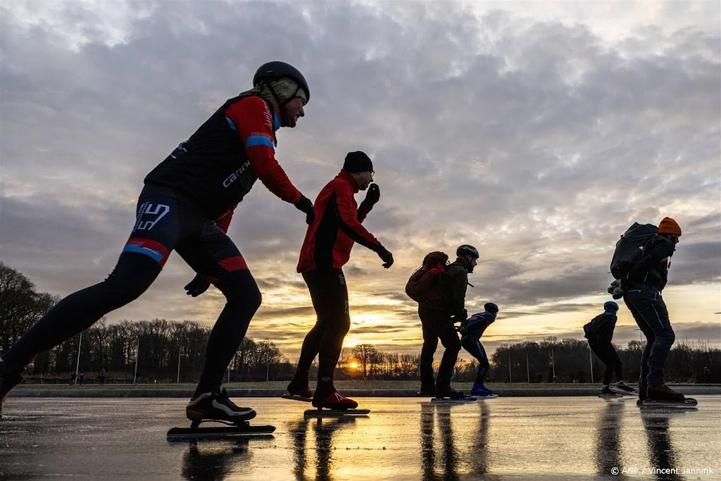 IJsverenigingen gebruiken koude nacht voor opspuiten ijsbanen