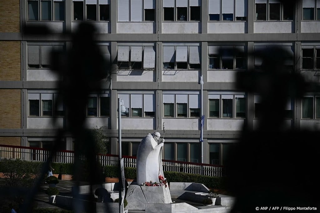 Vaticaan: toestand van paus complex, blijft langer in ziekenhuis