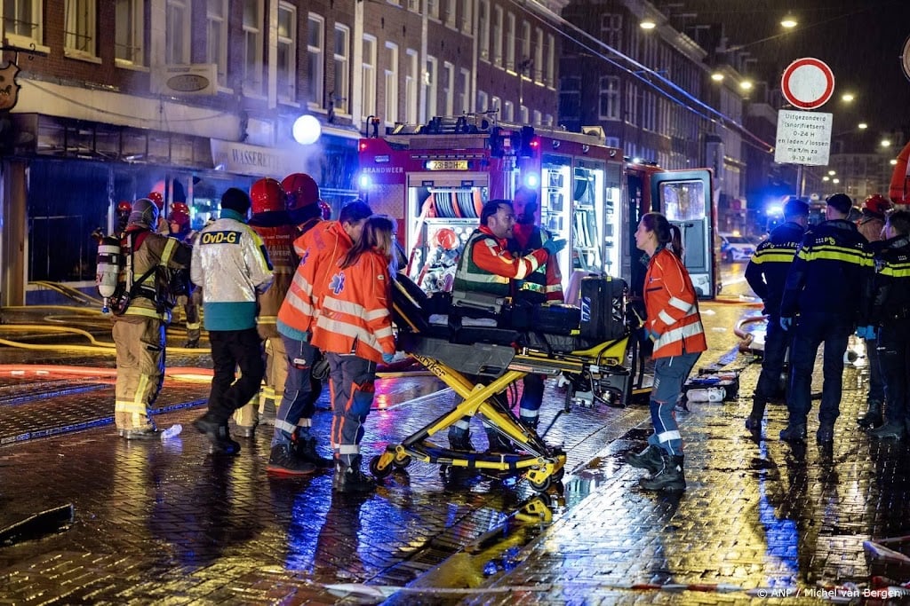 Meerdere mensen naar ziekenhuis na grote brand in Amsterdam