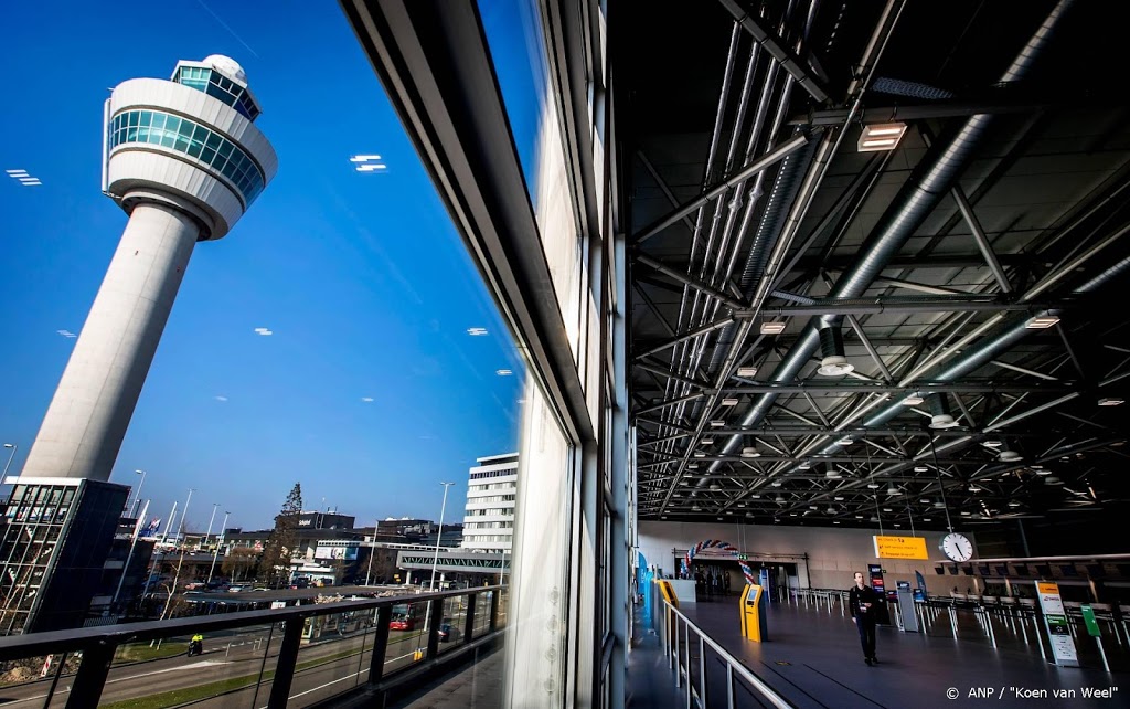 Vliegvelden Schiphol, Rotterdam en Eindhoven: helft minder reizen