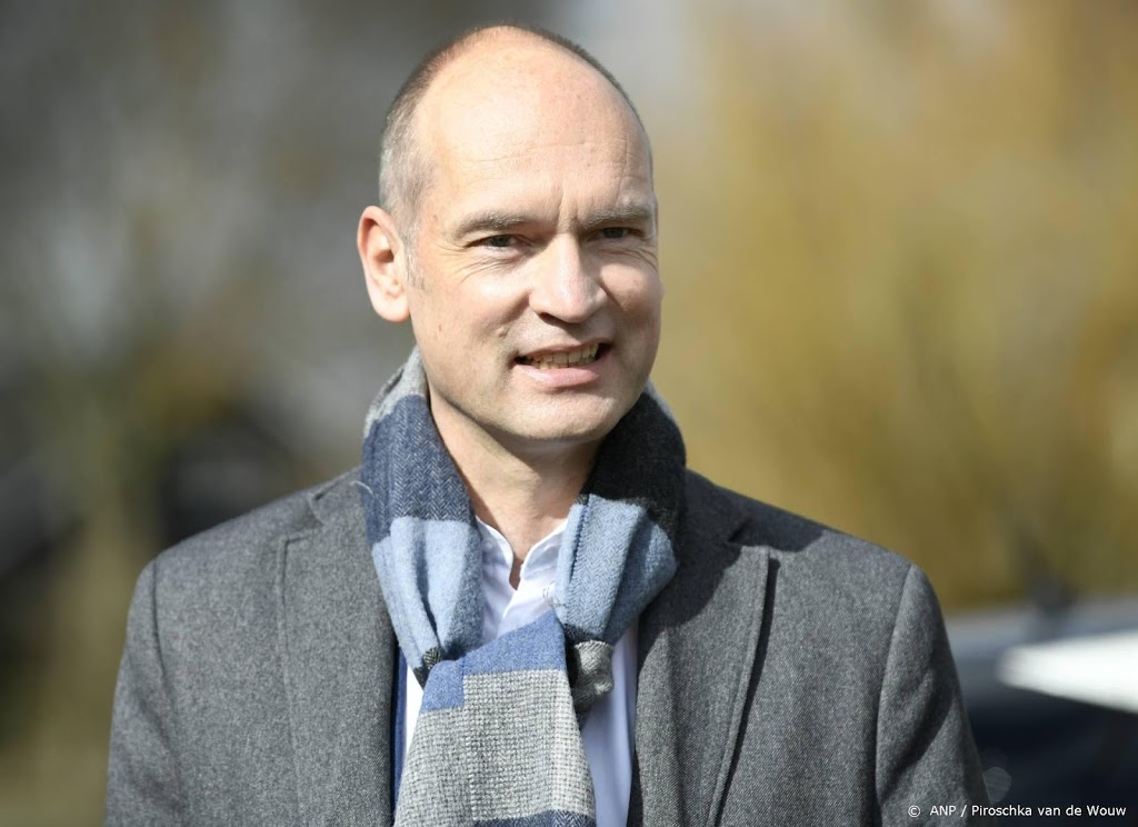 CU-lijsttrekker Gert-Jan Segers stemt op station in Amersfoort 