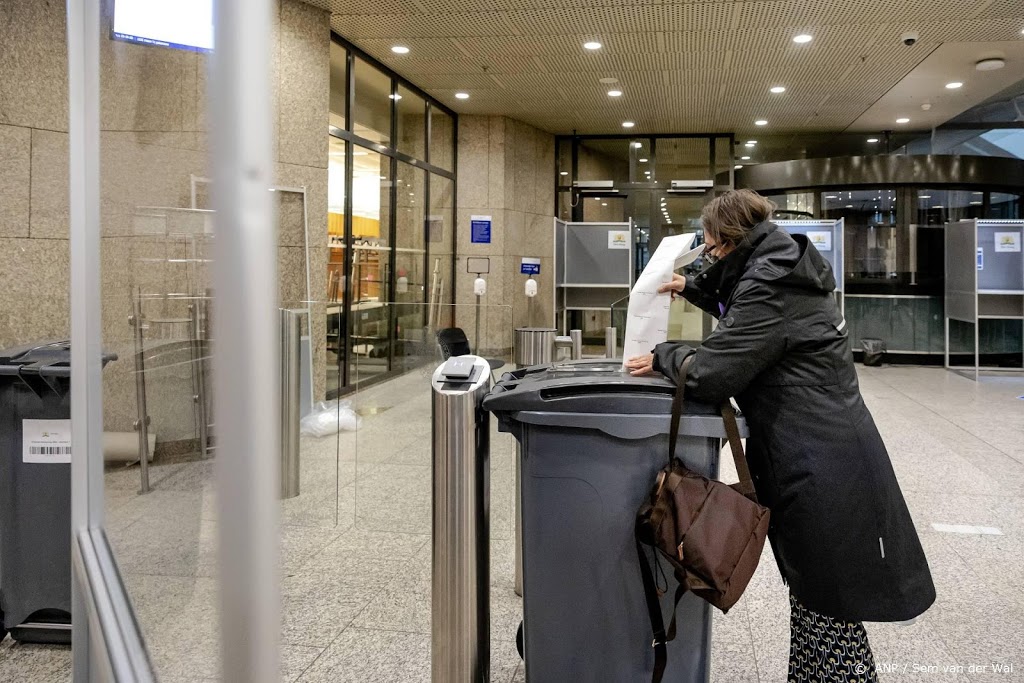 Stembussen snel vol, stembusstamper en nieuw bussen nodig