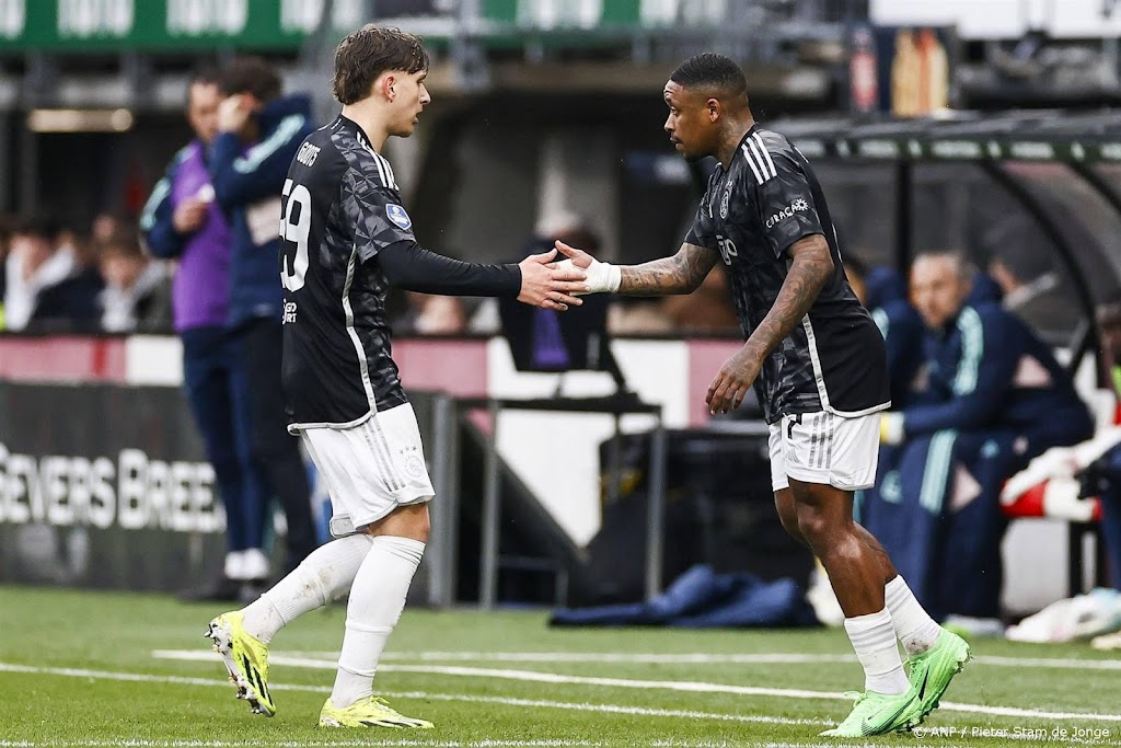 Bergwijn bekroont inhaalrace van gehavend Ajax met een punt  
