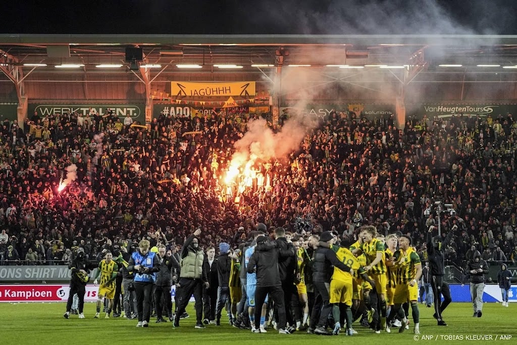 Fans stromen massaal veld op na promotie ADO Den Haag
