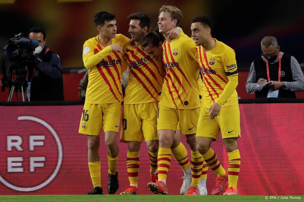 Coach Koeman pakt eerste prijs met Barcelona, hoofdrol De Jong