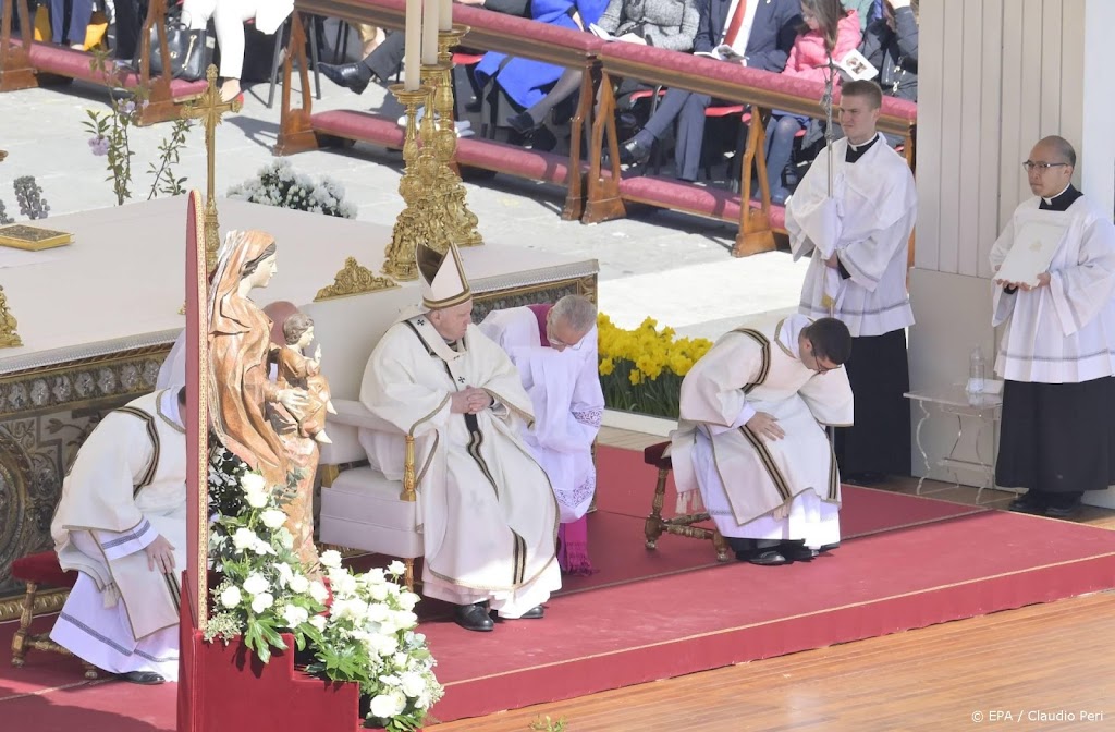 Paus vraagt om vrede bij door oorlog overschaduwd Pasen
