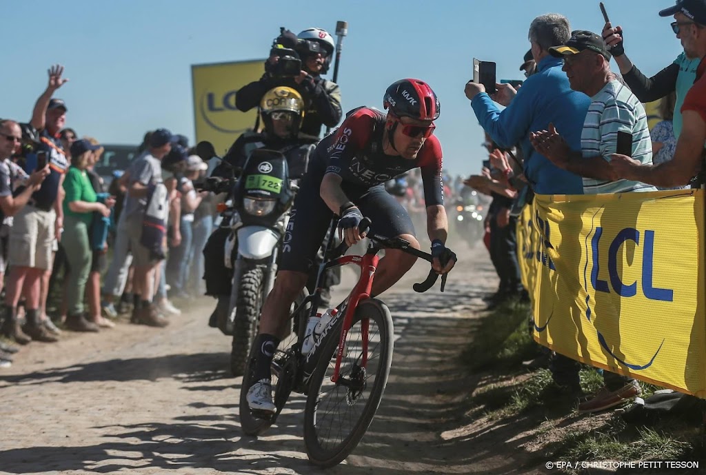 Van Baarle glorieus winnaar van Parijs-Roubaix