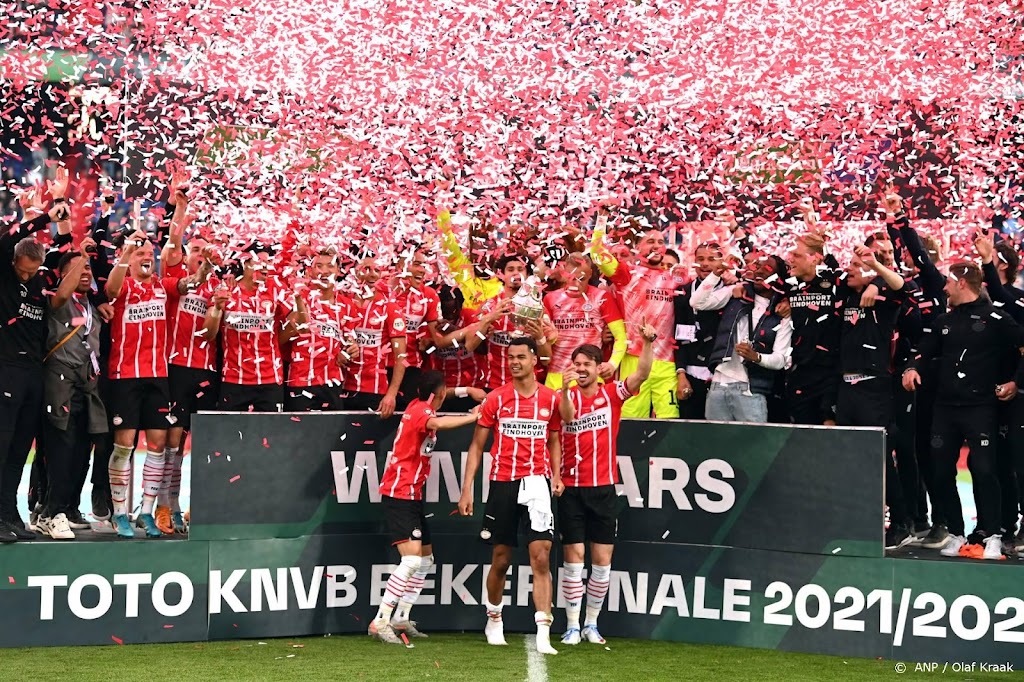 Hiddink overhandigt PSV de beker na winst op Ajax
