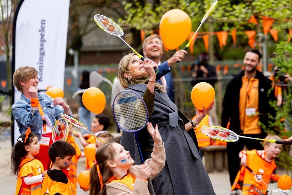 Koning moedigt kinderen aan telefoon vaker te laten liggen