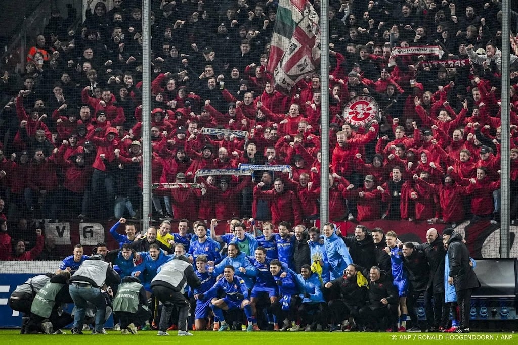 FC Twente begint nieuw seizoen zonder uitfans na vuurwerkstraf
