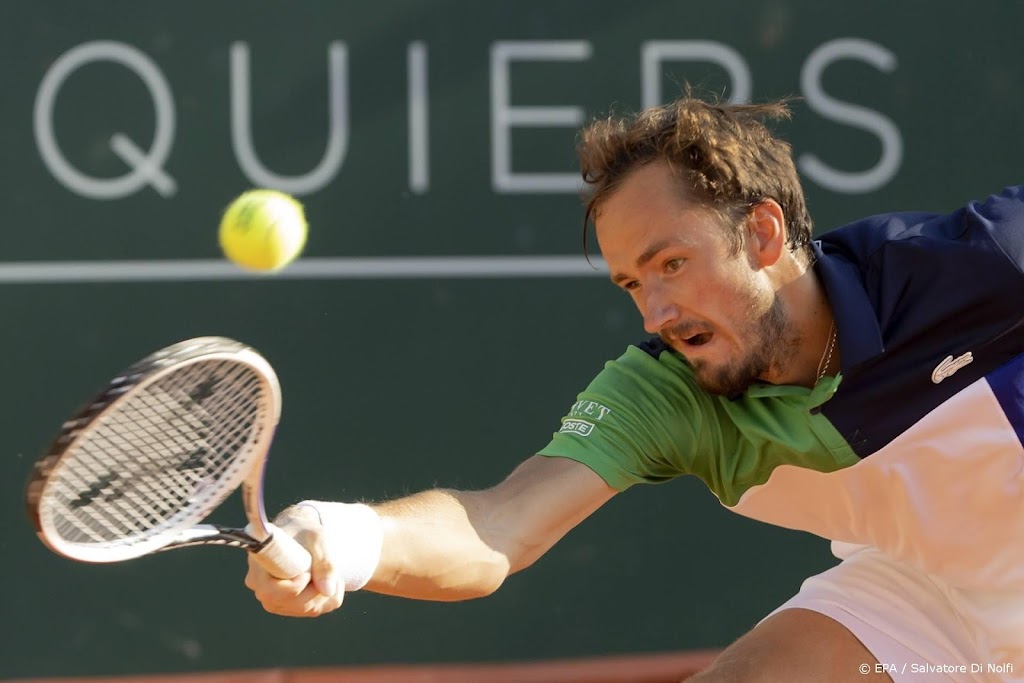 Medvedev keert met nederlaag terug op tennisbaan 