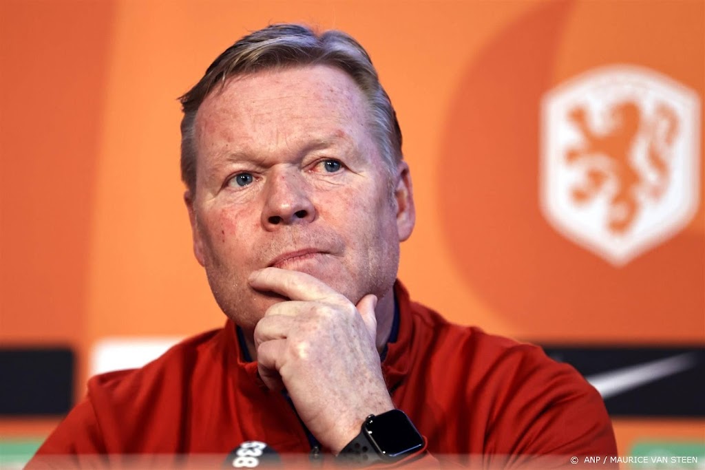 Koeman reikt prijzen uit tijdens Kampioensdiner eerste divisie 