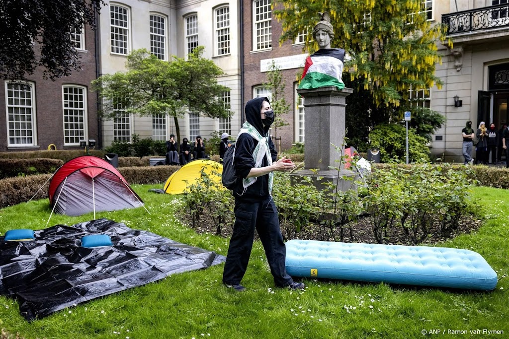 Demonstranten zetten tenten op in binnentuin Oudemanhuispoort UvA