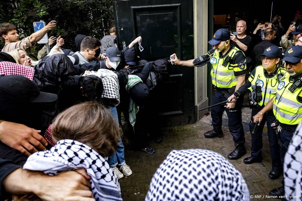 Demonstranten verlaten binnenplaats Oudemanhuispoort