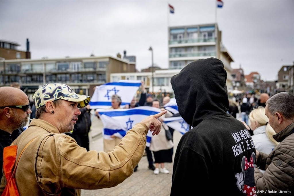 150 à 200 mensen bijeen in Katwijk voor demonstratie
