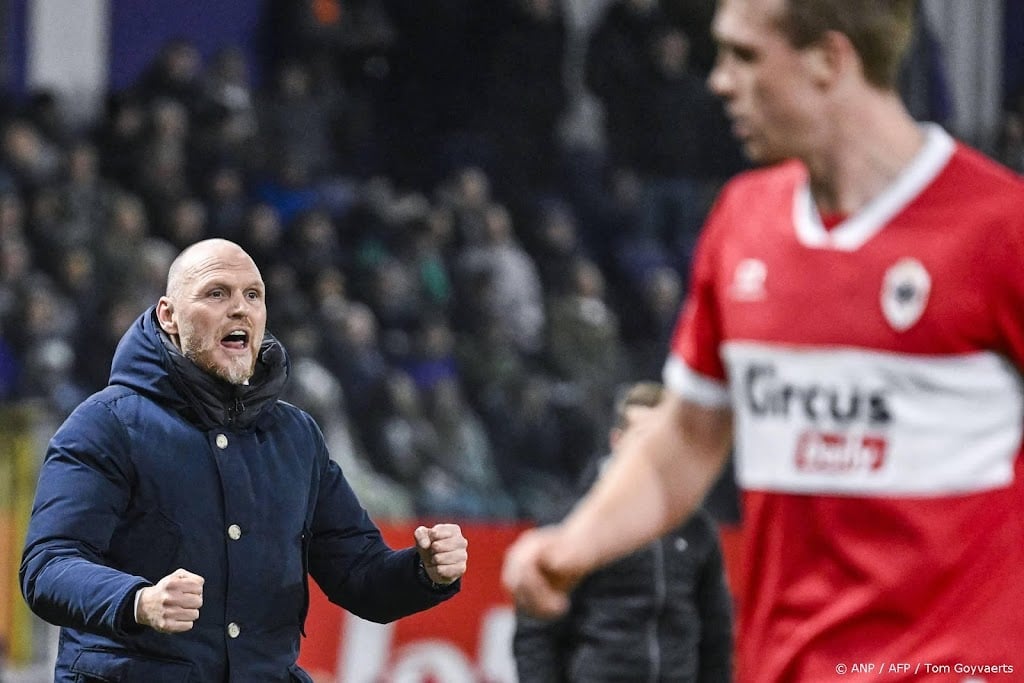 Belgische voetbalclub Antwerp ontslaat trainer Oosting