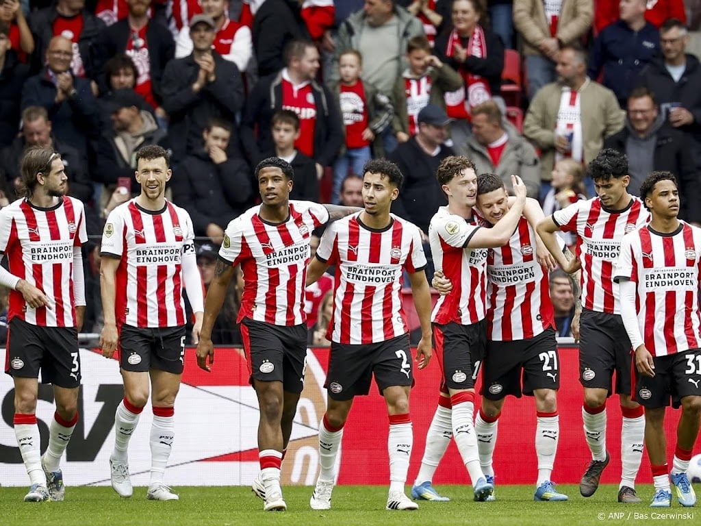FC Twente verliest ruim bij PSV en eindigt als vierde 