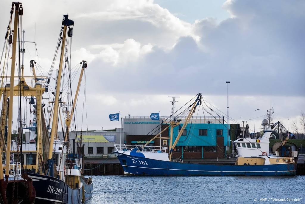 'Urker vissers redden boot migranten op de Noordzee'