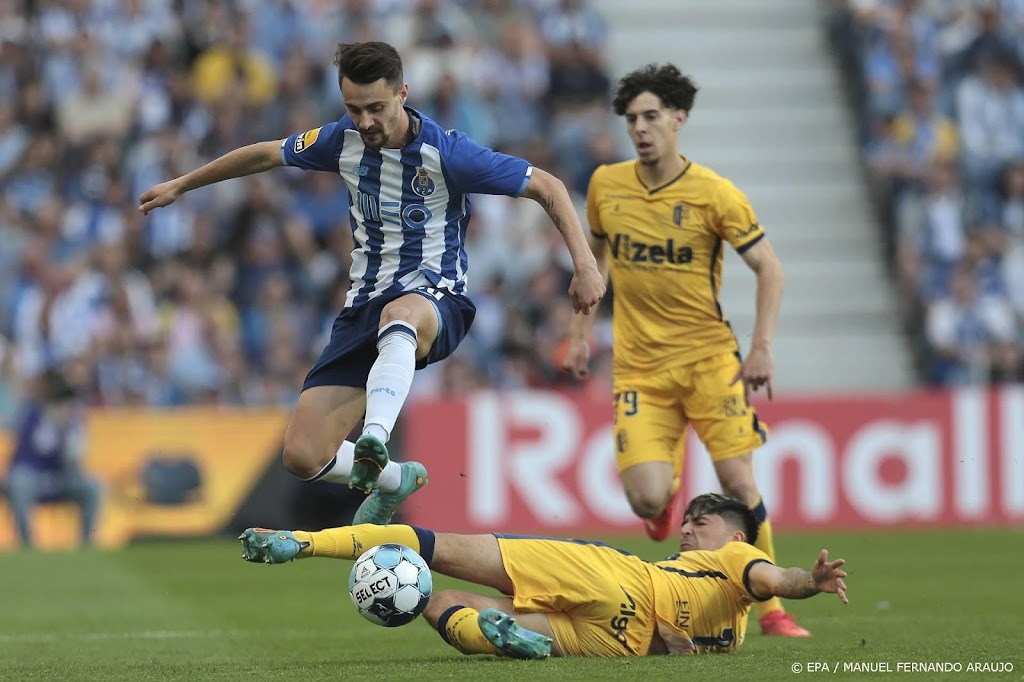 Arsenal neemt middenvelder Vieira over van FC Porto