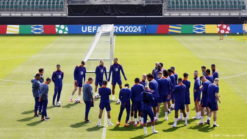 Oranje traint met lach daags na succesvolle ouverture van EK    