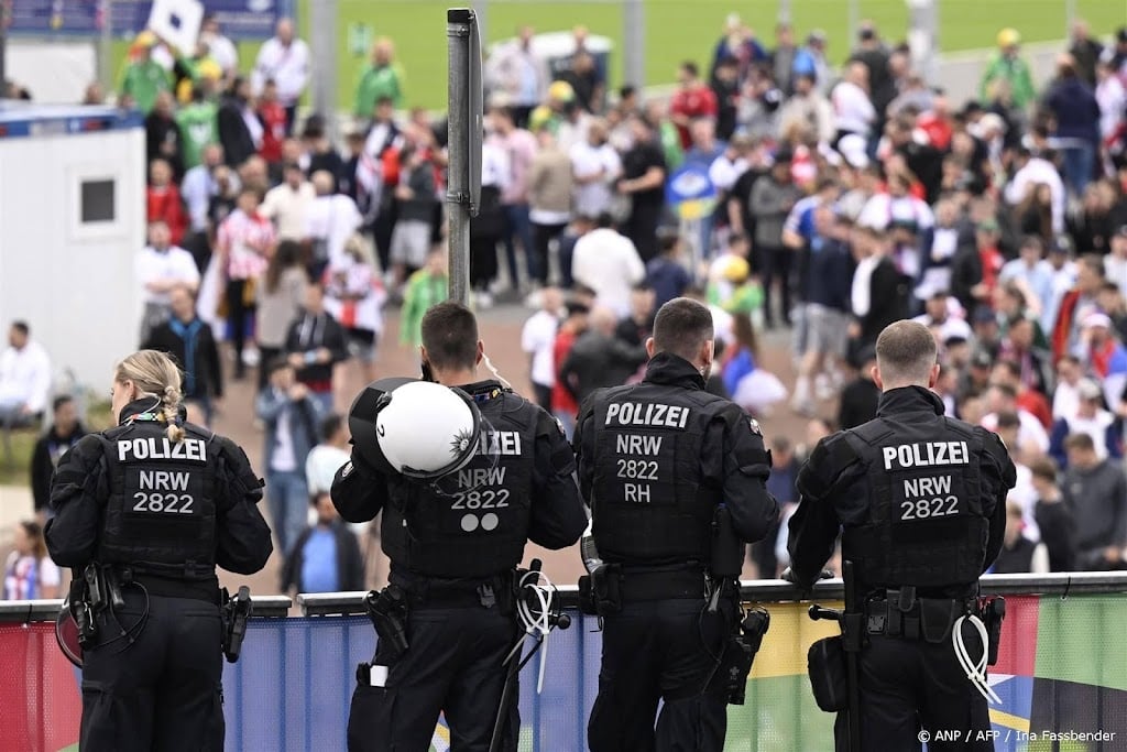 UEFA stelt onderzoek in na vermeend wangedrag Servische fans