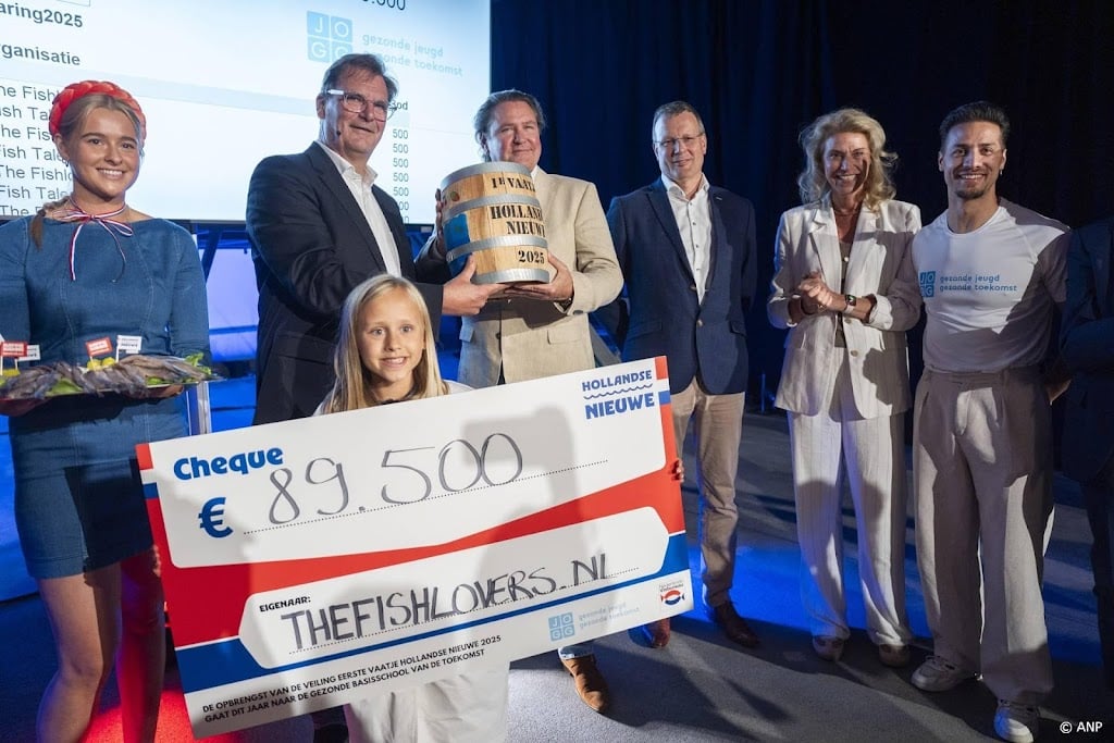 Eerste vaatje haring levert 89.500 euro op voor gezonde jeugd