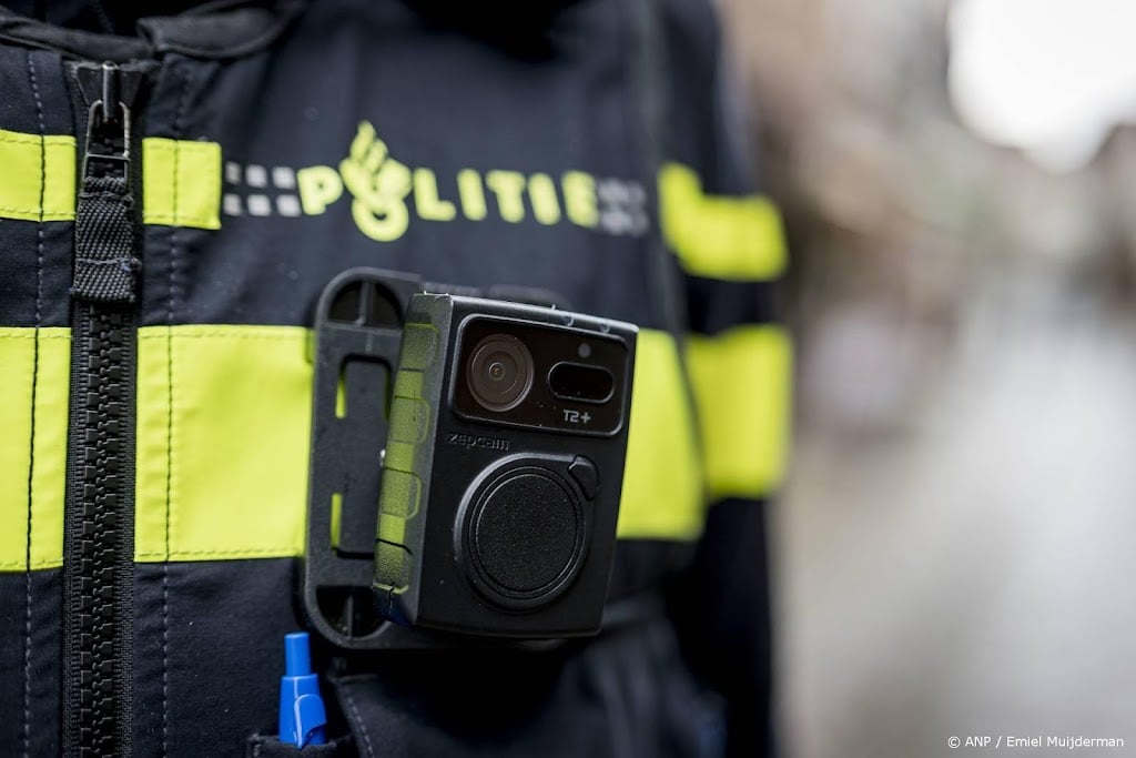Politie zoekt twee mannen voor schieten op taxi op A13