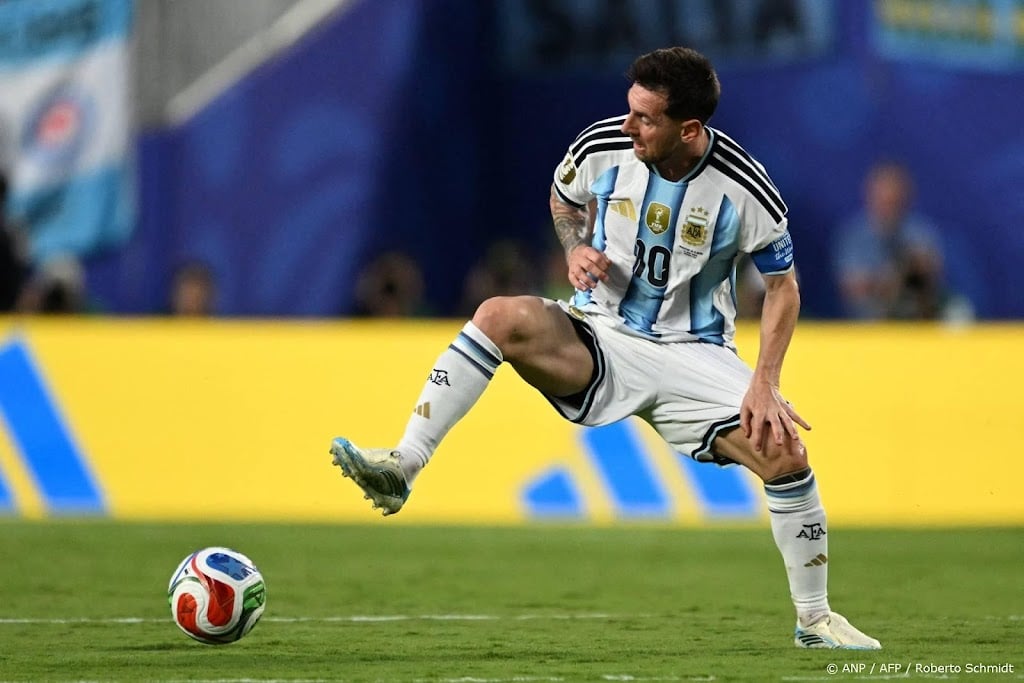 Messi scoort drie keer en evenaart WK-topscorer Klose