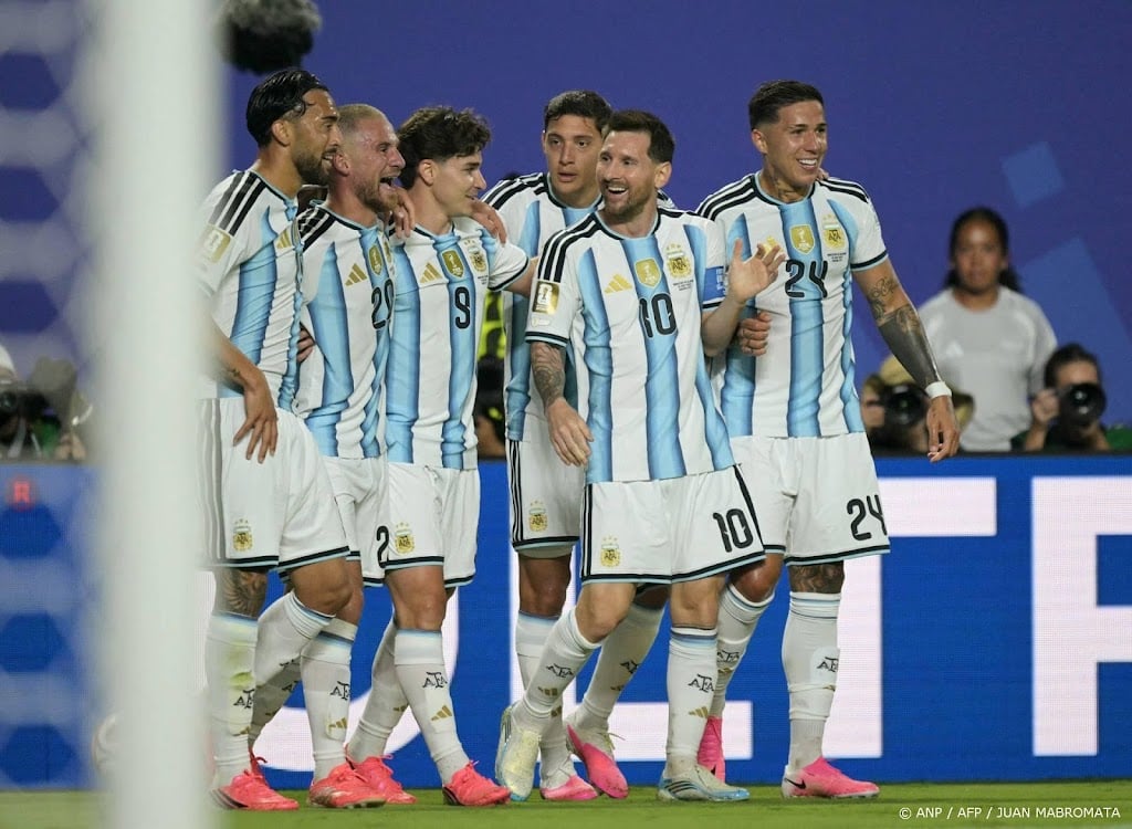 Messi schiet Argentinië met drie treffers naar zege op Algerije