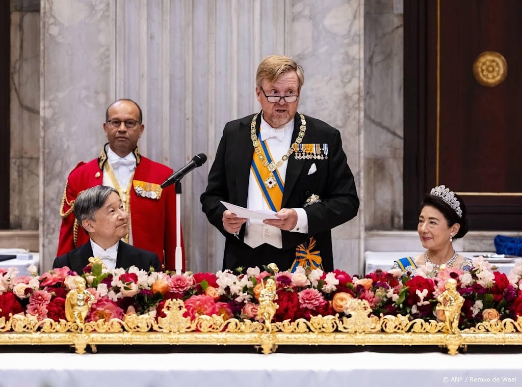 Koning erkent oorlogsleed tijdens diner met Japanse keizer