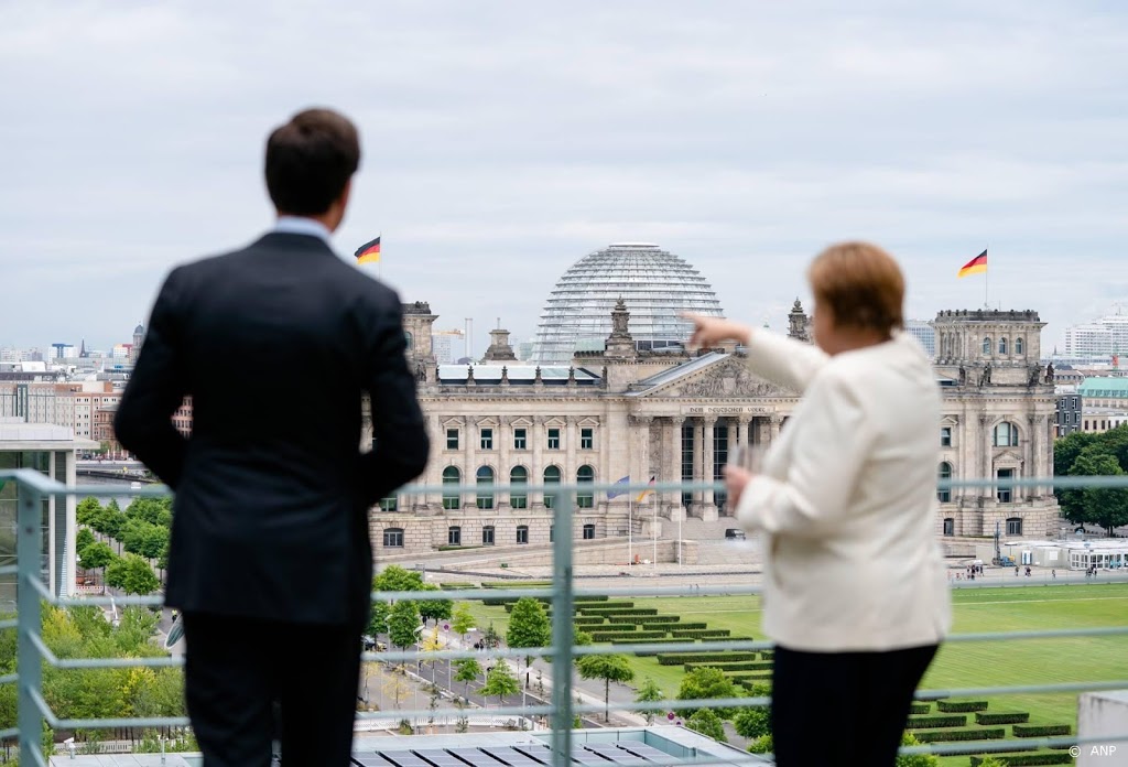 Rutte brengt verjaarscadeautje voor Merkel mee naar EU-top