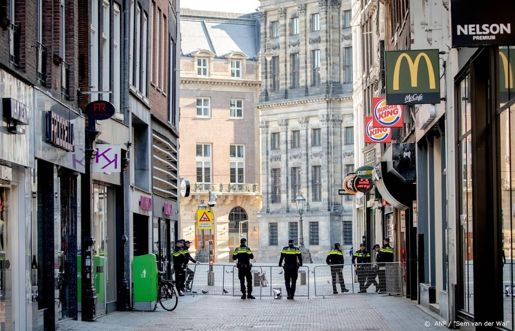 Eenrichtingsverkeer op Wallen en Kalverstraat tegen drukte