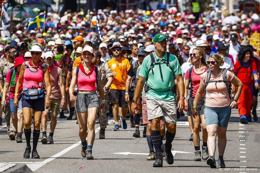 Vierdaagse laat 'bezemwagen' voor het wandellegioen uit rijden