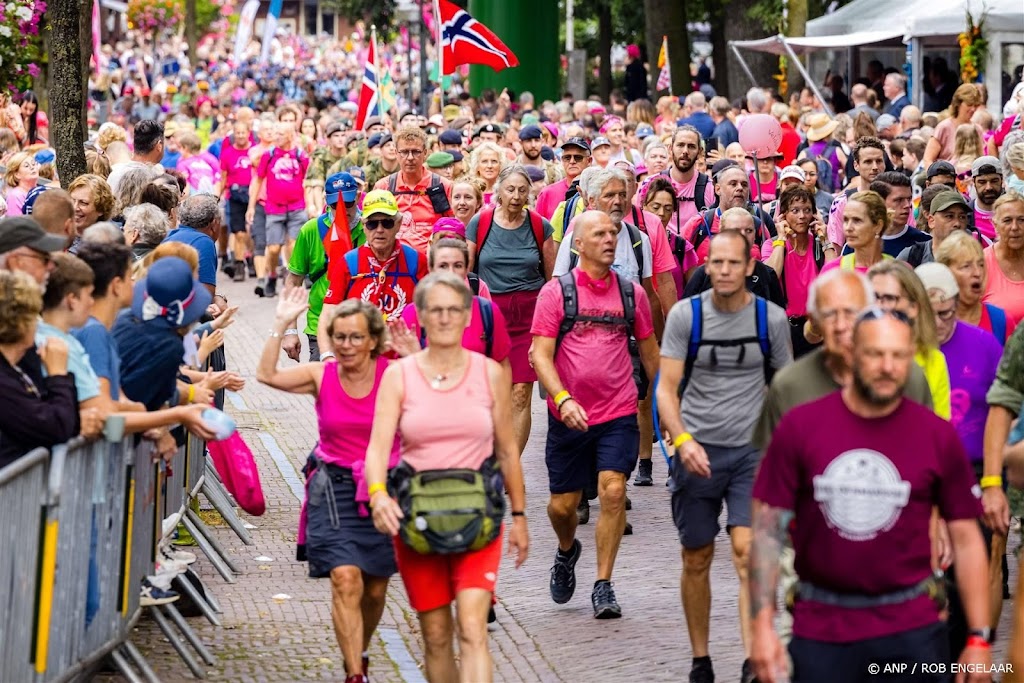 Grote 'roze drukte' bij binnenkomst Vierdaagselopers Nijmegen