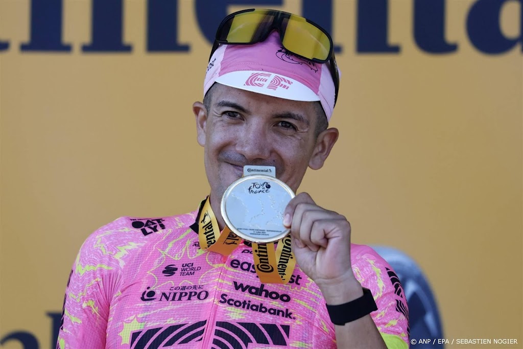 Carapaz pakt na Giro en Vuelta ook eindelijk ritzege in Tour