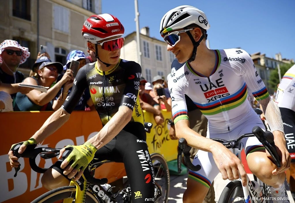 Tourpeloton met Pogacar onderweg in bergrit naar zware Hautacam