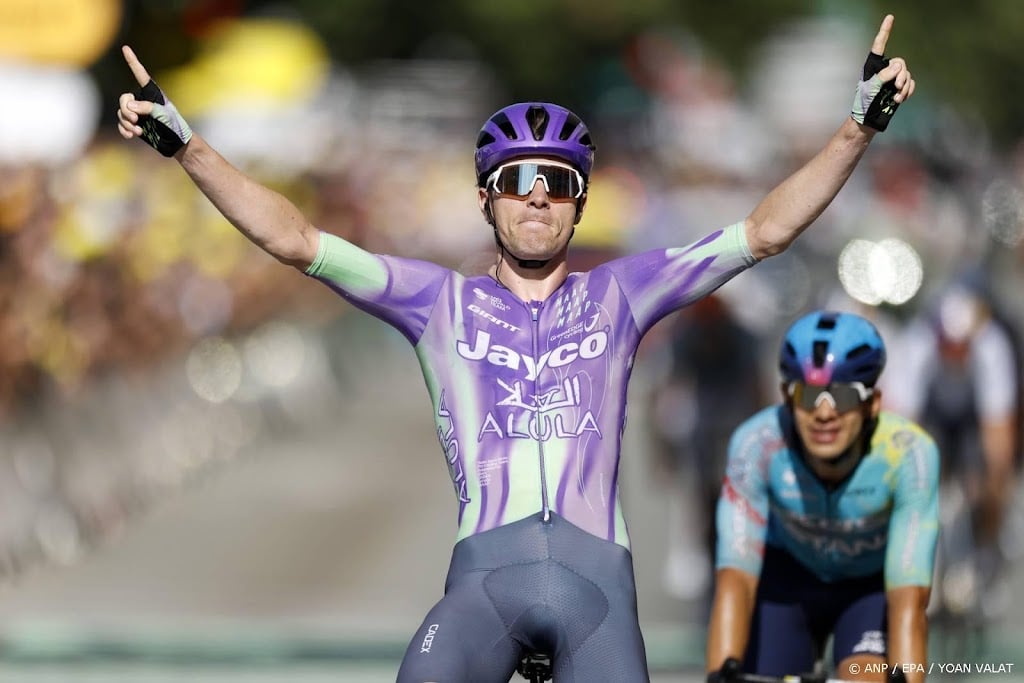 Zwitser Schmid wint in Tour de France vanuit grote kopgroep