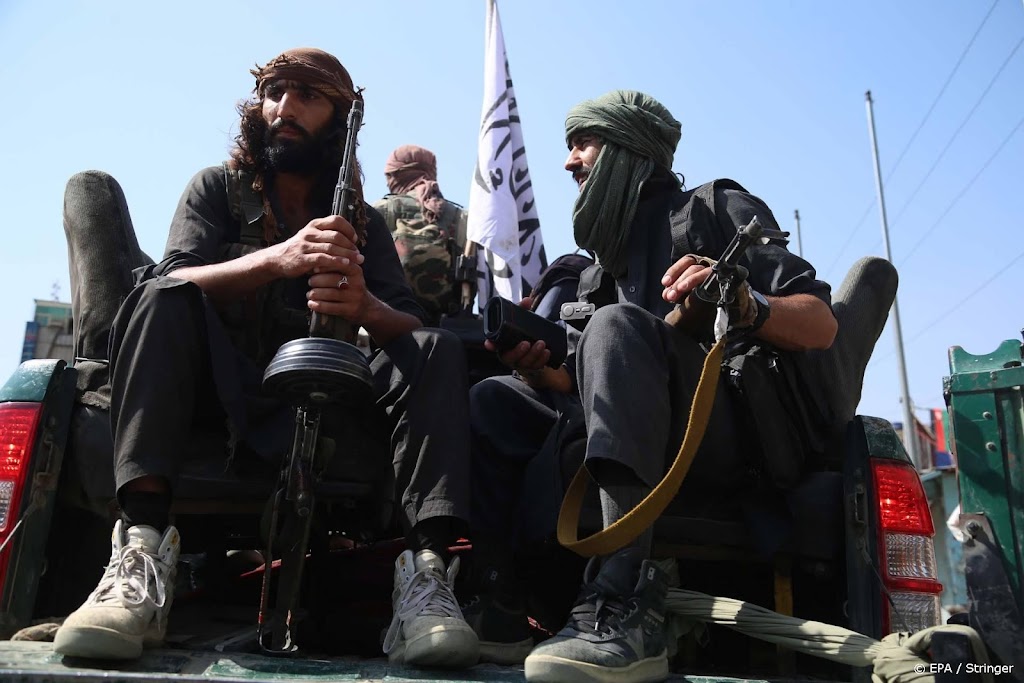 Taliban schieten in de lucht bij vliegveld Kabul