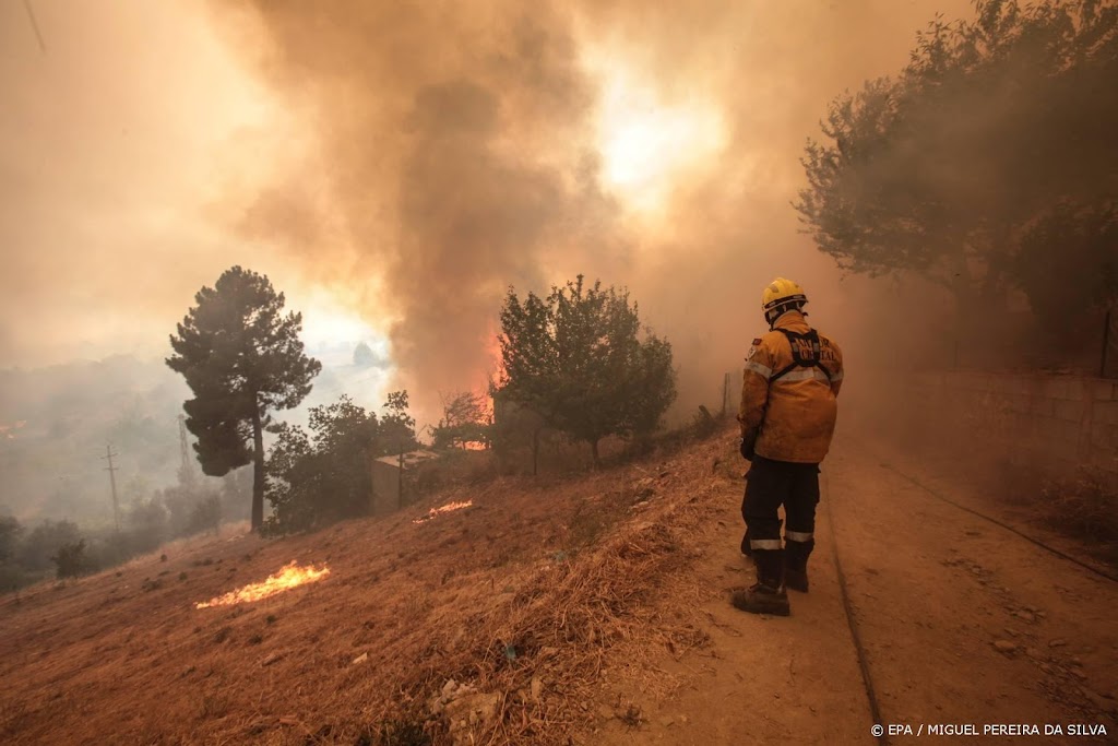 Portugal worstelt met bestrijding enorme brand in natuurpark