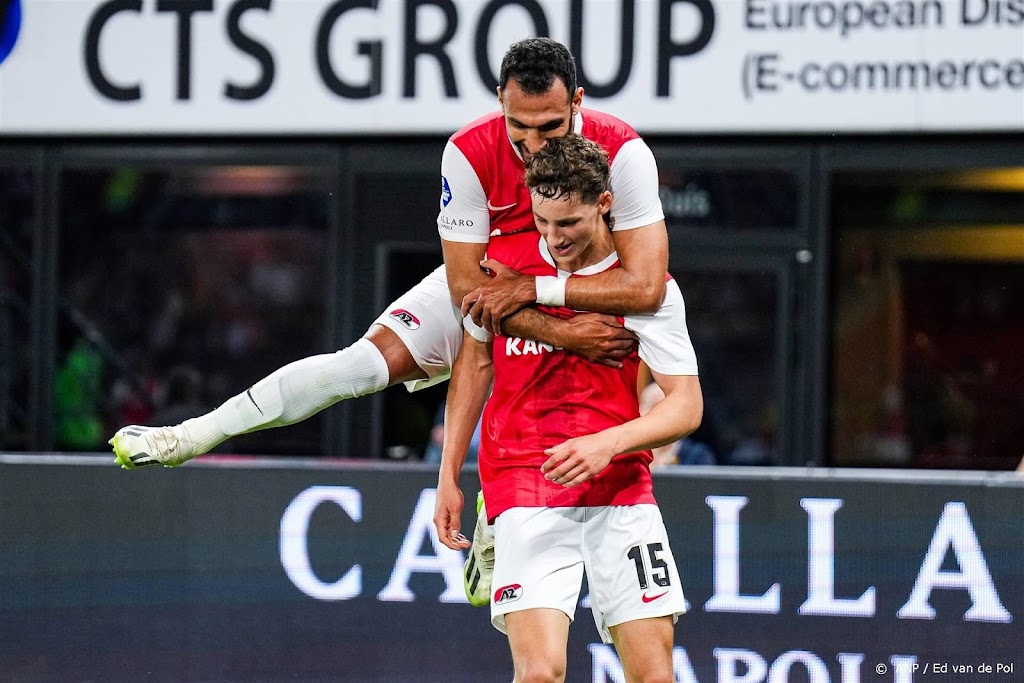 AZ mede dankzij goal Van Bommel naar play-offs Conference League